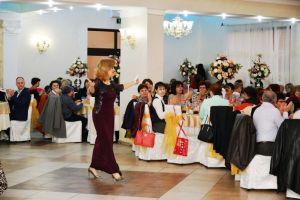 FOTO: Peste 300 de femei din Aiud au sărbătorit alături de Stela Enache, „Ziua femeii”