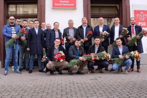 De Ziua Femeii, politicienii au împărţit flori (FOTO)