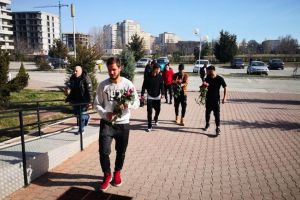 Fotbalistii de la FC Viitorul au oferit flori doamnelor si domnisoarelor de la Universitatea Ovidius din Constanta (galerie foto+video)