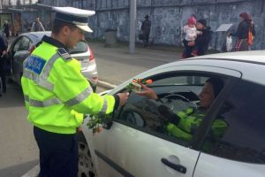 FOTO – Șoferiţe ”amendate” cu flori în trafic în municipiul Sibiu