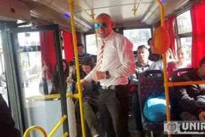 FOTO, VIDEO| Surprize florale cu ocazia zilei de 8 martie pentru pasagerele unui autobuz din Alba: “Un gest simbolic, de admiraţie faţă de sensibilitatea şi frumuseţea femeii”