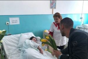 Poliţiştii locali din Sectorul 4 au oferit flori de 8 martie senioarelor de la azilul „Sf. Andrei”