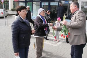 FOTO – Primarul Râmnicului, Mircia Gutău, a oferit flori doamnelor şi doamnişoarelor cu ocazia Zilei Internaţionale a Femeii