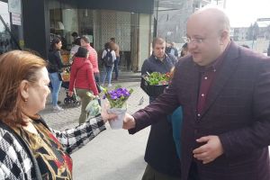Preşedintele Constantin Rădulescu: a oferit flori doamnelor şi domnişoarelor, cărora le-a adresat urări de sănătate deplină şi împliniri!
