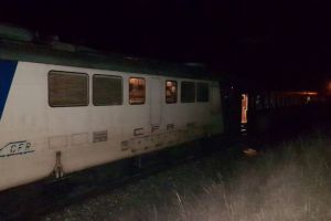 Tren de calatori deraiat in judetul Bistrita Nasaud. Traficul feroviar si cel rutier sunt blocate in zona