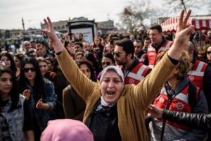 Tragedie de 8 Martie! Mii de femei au fost gazate de autorităţi: „Priviţi, din nefericire este adevărul”. Imaginile sunt şocante