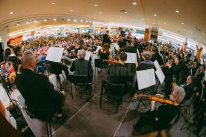 Concert simfonic susţinut de Filarmonica de Stat Botoşani, dedicat femeilor, la Iulius Mall