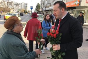 Viceprimarii Sucevei s-au întrecut în a oferi flori de 8 Martie