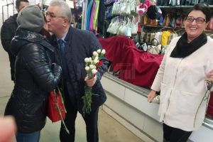 Mii de flori împărţite de primarul Sucevei doamnelor şi domnişoarelor, de 8 Martie