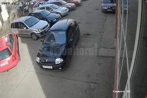 Maşina hoţilor care l-au jefuit pe valutist, găsită abandonată la marginea pădurii Zamca