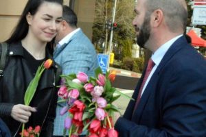 Flori din partea PSD Reghin pentru doamne şi domnişoare