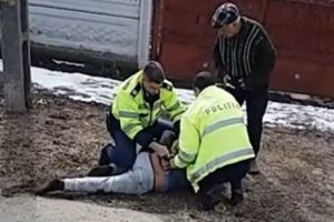 Telenovelă oltenească. Un soţ bătăuş acuză poliţiştii de abuz pentru că l-au oprit să îşi bată nevasta. Anchetă la Poliţia Dolj