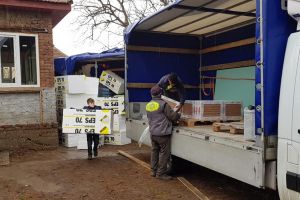 FOTO. A început renovarea casei familiei din Tătăreşti. Pompierii au donat materiale de construcţii