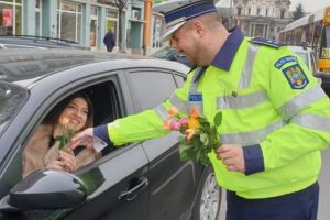 FOTO: Poliţiştii împart flori şi zâmbete