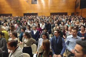 Măicuţă din Iaşi către tineri, la Timişoara: Lumea nu se schimbă, numai eu mă pot schimba