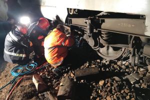 Traficul feroviar, blocat după ce un tren a deraiat la Coşbuc, a fost reluat. Restricţii de viteză