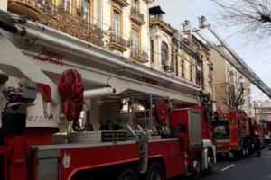 Alertă ISU în Bucureşti. Incendiu puternic. Un om a murit. Pompierii evacuează un bloc de locuinţe