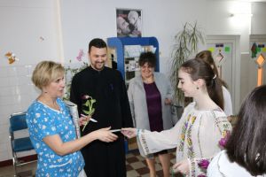 Flori şi felicitări pentru mămicile şi cadrele medicale de la Maternitatea Râmnicu-Vâlcea