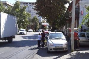 Pe axul central al Piteştiului – Trebuie să fii nebun să mergi pe trotuare!