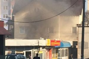 Pompierii în alertă. Incendiu la o terasă, dintre blocuri, din Constanţa 