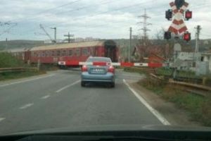Șoferi inconştienţi. Au trecut calea ferată ilegal prin faţa poliţiştilor. Permise reţinute şi amenzi usturătoare