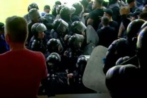 Galeriile s-au luat la bătaie la meciul Steaua - Dinamo. Jandarmii au intervenit cu gaze lacrimogene. FOTO