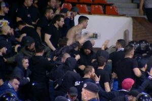 Bătaie generală între fanii lui Dinamo şi ai Stelei. Jandarmii au intervenit cu gaze lacrimogene - VIDEO