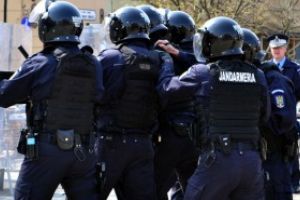 Un numar de 450 de suporteri ai echipelor Steaua si Dinamo au fost condusi la sediile Politiei si Jandarmeriei