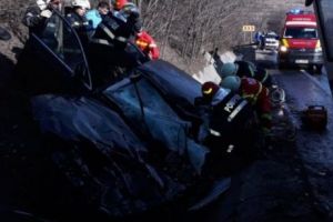 Ultimă oră. Accident grav în Argeş. Trei persoane încarcerate. Un elicopter SMURD a intervenit de urgenţă