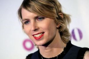 Chelsea Manning, transsexuala turnătoare a WikiLeaks, graţiată de Obama, a ajuns iar la închisoare