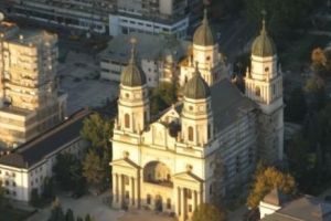 Scandal la Mitropolie. Un preot din Iaşi a fost prins în pat cu amanta. Ce a făcut nevasta 