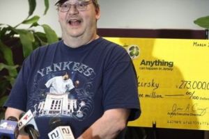 Şomer să fii, noroc să ai. Pierde biletul de loterie, îl recuperează şi câştigă 273 de milioane de dolari