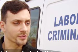 Ca în România – Un poliţist criminalist rezolvă cazurile cu echipament cumpărat de el