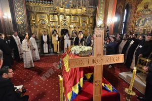 Carol al II-lea, reînhumat la Curtea de Argeş. IPS Nifon a fost delegatul Preafericitului Daniel pentru mutarea osemintelor