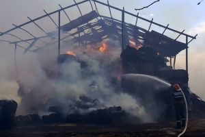 Un depozit de materiale de construcţie a luat foc la Sascut; pompierii avertizeaza populaţia sa nu se expuna la fum