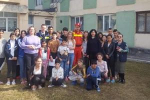 ISU Argeş, în vizită la copii defavorizaţi