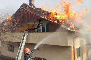 Judetul Tulcea: Casa cuprinsa de flacari din cauza unui incendiu de vegetatie. Risc de propagare si la alte case (galerie foto)