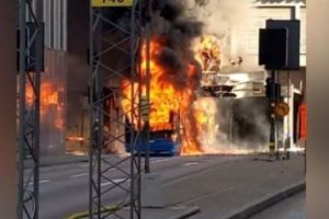 Alertă în Suedia. Un autobuz de pasageri din Stockholm a explodat în centrul oraşului