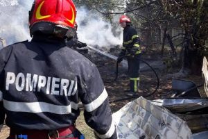 ULTIMĂ ORĂ: Bărbat din Țifeşti cu arsuri grave după ce a încercat să stingă incendiul care i-a cuprins bucătăria de vară