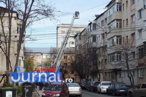 FOTO: Vântul puternic a smuls acoperişurile de pe blocuri