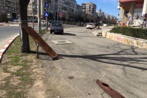 Pericol public în centrul Ploieştiului. Bucăţi mari de tablă se desprind dintr-un bloc şi ajung în giratoriu