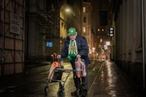 Câţi bani câştigă un om al străzii pe noapte? Experimentul şocant a unui fost căpitan: „Credeam că voi pierde”