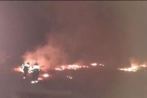 România stă sub semnul incendiilor. Sute de pompieri se luptă cu focarele în judeţele ţării. FOTO