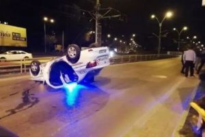 Maşina de poliţie răsturnată în Bucureşti. Poliţiştii au fost duşi la spital