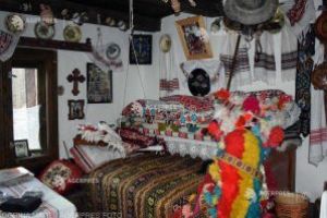 REPORTAJ Mureş: Femeia care şi-a transformat casa în muzeu, Rafila Moldovan – un „Tezaur Uman Viu”