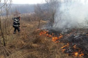 Zeci de incendii de vegetaţie în trei zile, în Gorj! Pompierii fac, din nou, apel la cetăţeni