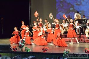 „Sub cer cu cântece şi flori”, spectacol extraordinar de Ziua Femeii