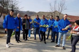 Lalele albe, din partea ALDE Gorj  pentru doamnele şi domnişoarele din judeţ