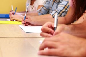 Începe simularea Evaluării Naţionale. Peste 350.000 de elevi dau examenul