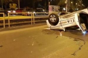 Grav accident în Bucureşti. O maşina de poliţie a fost rasturnată. Doi poliţişti  au fost răniţi